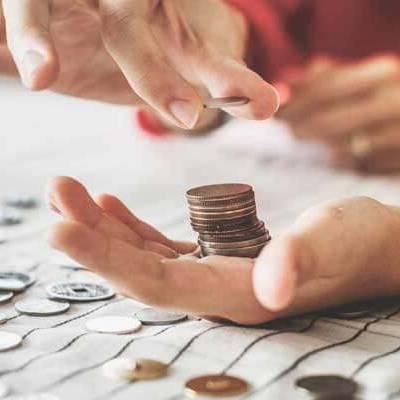 closeup of h和s stacking coins 和 counting change